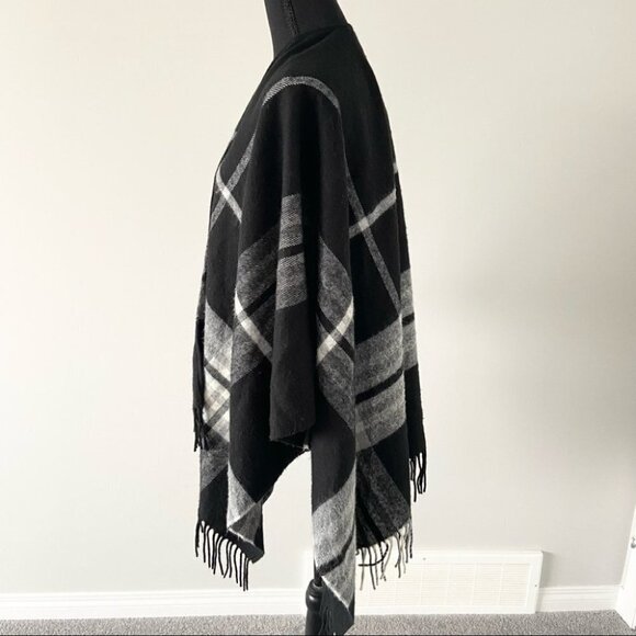 V. FRAAS Made in Germany Plaid Shawl - Picture 3 of 12